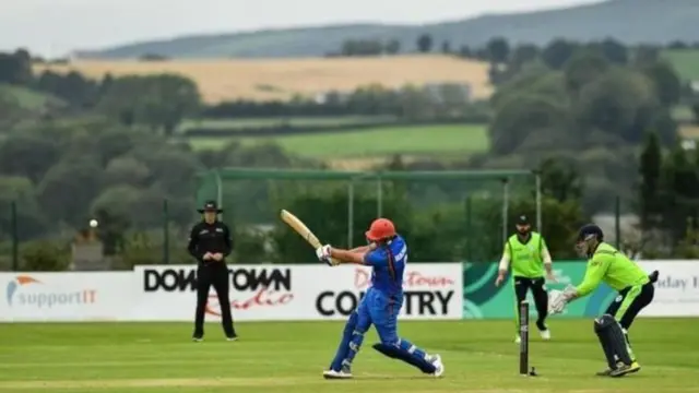 देहरादून में क्रिकेट खेलते अफ़ग़ानिस्तान के खिलाड़ी