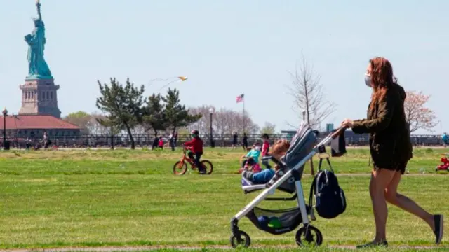 Circular por el parque en la misma dirección (por ejemplo en el sentido de las agujas del reloj) permitiría evitar cruces entre la gente.