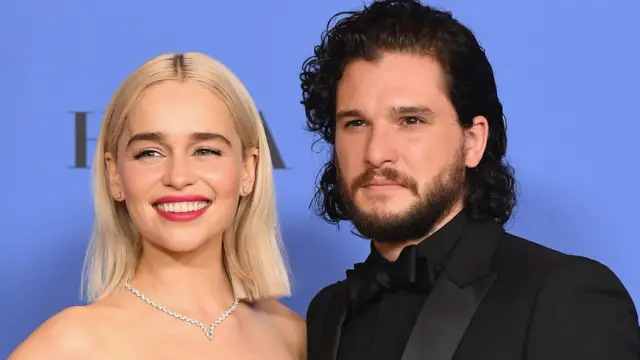 गेम ऑफ थ्रोन्सचे अभिनेते एमिलिया क्लार्क (डावीकडे) आणि किट हॅरिंग्टन.