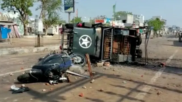 હિંમતનગરમાં હિંસા દરમિયાન વાહનોમાં તોડફોડ પણ કરવામાં આવી હતી.