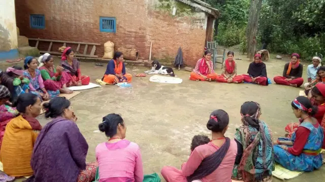 कोरोनाभाइरस महामारीबारे छलफल गर्दै गरेका डोटीको बडिकेदार गाउँपालिकाका आमा समूहका महिला
