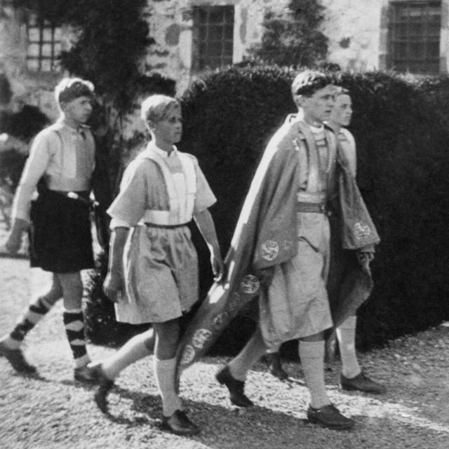 El príncipe Felipe (centro izquierda) participando en un desfile histórico en Gordonstoun, 1933.
