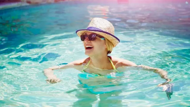 havuzda yüzen kadın