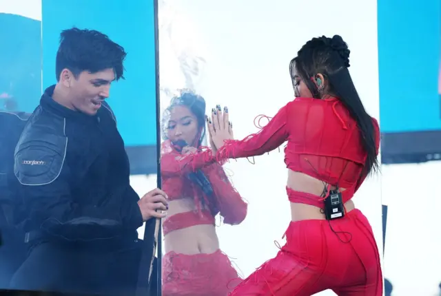 ในการแสดงวันนี้ มิลลิได้แสดงเพลง Mirror Mirror ซึ่งเป็นผลงานที่ทำร่วมกับ F.HERO และ ชางบิน Stray Kids