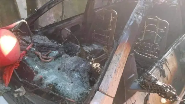 चौमूहनी में एक कार को आग लगा दी गई