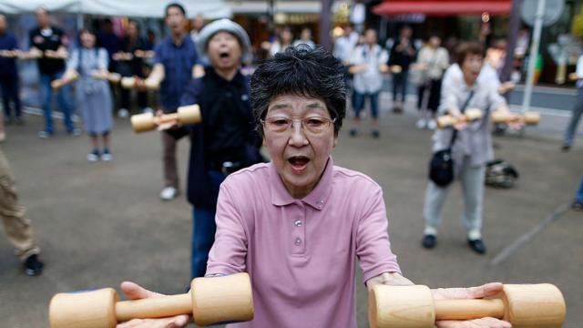 Idosos fazendo exercícios no Japão