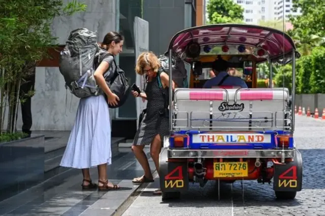 ตม.30 ต้องยื่นภายใน 24 ชม.นับแต่คนต่างชาติเข้าพัก หากไม่ทันตามกำหนด เจ้าของที่พักจะต้องเสียค่าปรับ และหากไม่เสียค่าปรับ ชาวต่างชาติผู้นั้นจะไม่สามารถต่อวีซ่าหรือใบอนุญาตอื่น ๆ ได้จนกว่าจะมีการจ่ายค่าปรับให้ถูกต้อง