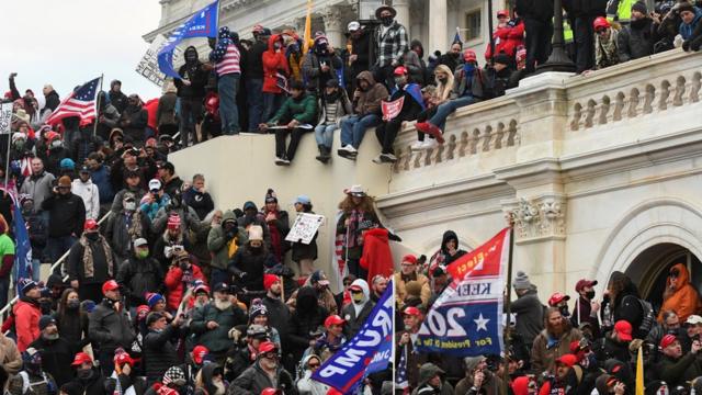 Un grupo de seguidores de Donald Trump a las puertas del Capitolio de Washington