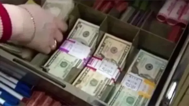 विश्व में ईंधन और खाद्य उत्पादों की कीमत में वृद्धि के साथ-साथ आयात की लागत में भी वृद्धि हुई है जिससे बांग्लादेश में डॉलर की कीमत रिकॉर्ड स्तर पर पहुंच गई है.