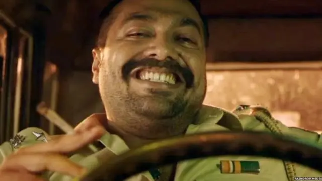 एक मूवी सीन में पुलिसकर्मी का किरदार निभाते अनुराग कश्यप