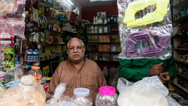 অ্যামাজন হুমকিতে ফেলেছে এই ধরনের 'কিরানা শপ' বা পাড়ার ছোট দোকানগুলোকে