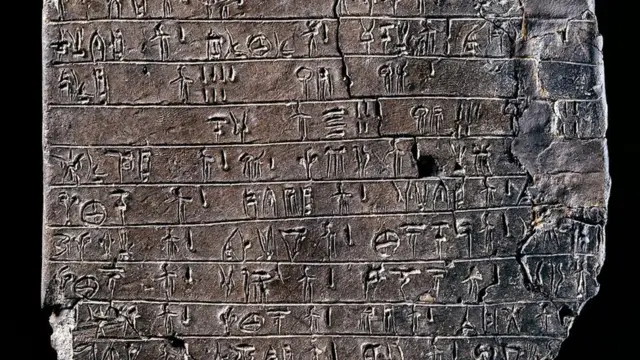 Tábua com inscrições no sistema Linear B, usadoapps de palpites de futebolCreta e na Grécia continental, antes da chegada do alfabeto