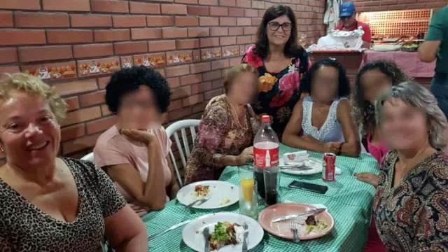 Salete (sentada) junto com irmãs e outras familiares;jogos no computadorpé está a aniversariante, Vera