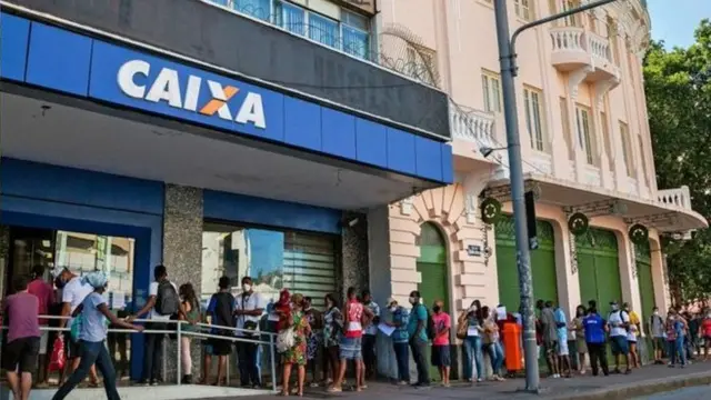 Pessoas fazem fila para coletar auxílio emergencialbwin 10 €meio à pandemiabwin 10 €coronavírus