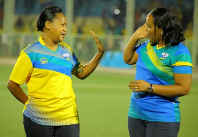 Minisitiri w'urubyiruko Rose Mary Mbabazi na minisitiri w'imikino Esperance Nyirasafari bishimira intsinzi y'Amavubi umukino urangiye