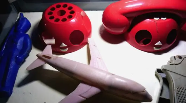 Поред оружја, ту су и пластичне фигурице, минијатурни авиони, тенкови, телефони и друге играчке