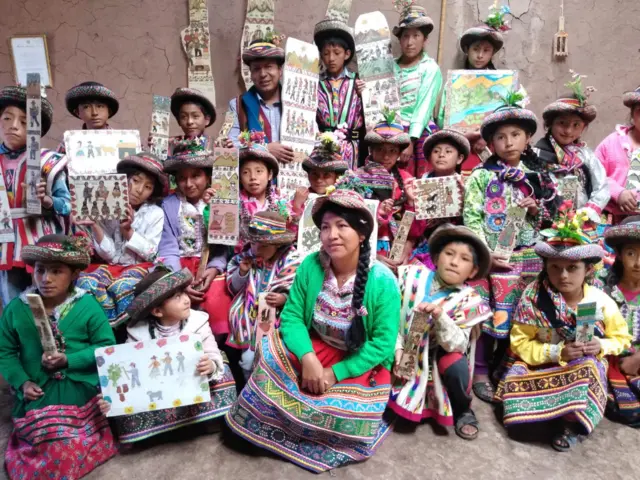 Venuca Evanán y niños en un taller de Tablas de Sarhua.