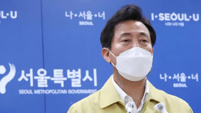 오세훈 서울시장이 첫 서울시청 브리핑을 하고 있다