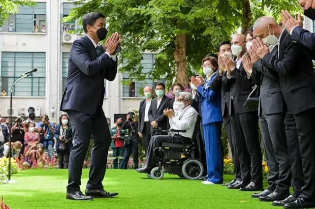 ผู้ว่าฯ คนใหม่ขอบคุณทีมงานชุดแรก 18 คนที่เขานำมาเปิดตัวต่อสื่อมวลชนที่ศาลาว่าการ กทม. (เสาชิงช้า)