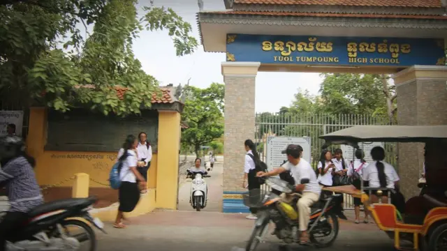 Không có giấy khai sinh, nhiều trẻ gốc Việt chỉ có thể được phép học đến cấp I. Những trường trung học này ngoài tầm với của các em.