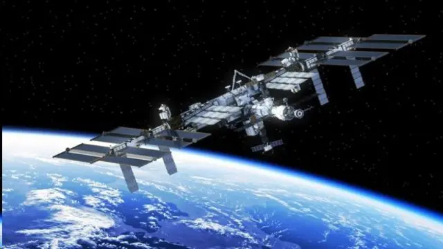 สถานีอวกาศนานาชาติมีวงโคจรอยู่ภายในแถบของสนามแม่เหล็กโลก ซึ่งช่วยป้องกันรังสีจากอวกาศได้ในระดับหนึ่ง