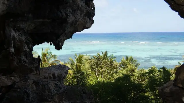 La isla de Mona pertenece a Puerto Rico y no está habitada actualmente.
