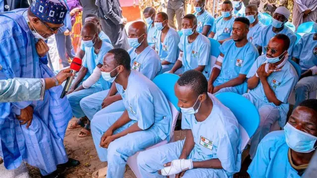 President Buhari meet wit serving and wounded soldiers