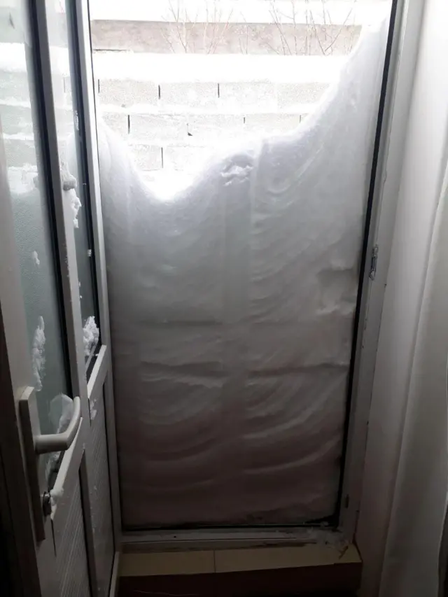 استاندار گیلان: تلاش‌ها برای برق رسانی در استان همچنان ادامه دارد و برق ۸۵ هزار مشترک از ۲۵۰ هزار مشترک بدون برق وصل شده است.