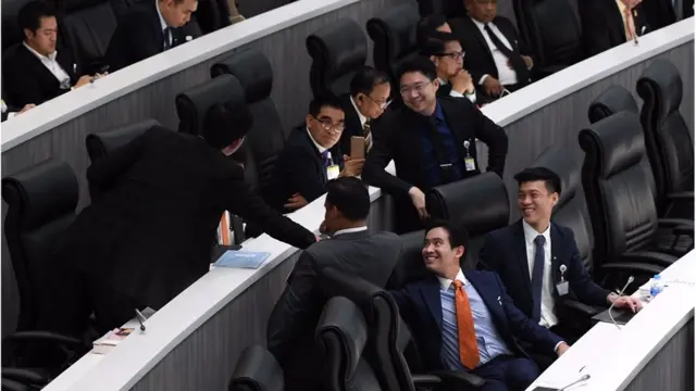 ส.ส. ที่เหลือ 54 คนสมัครเข้าเป็นสมาชิกพรรคก้าวไกล