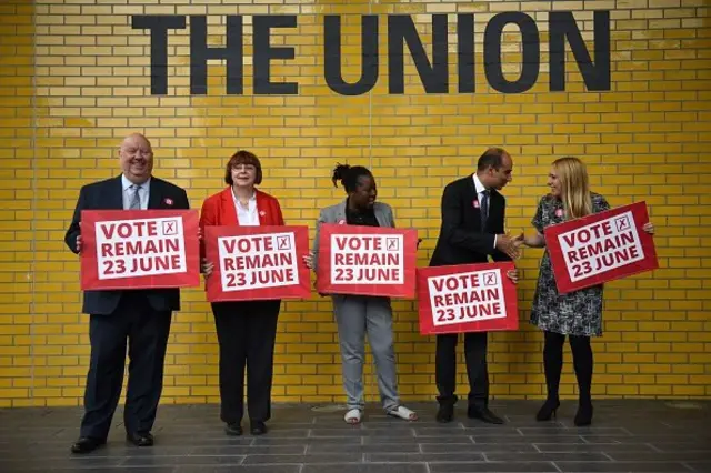 Hombres sosteniendo carteles a favor del "quedarse" en la Unión Europea