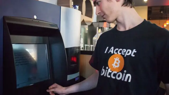 Homem veste camiseta com os dizeres `Eu aceito BitCoin`