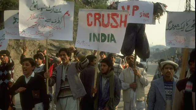 कश्मीर में 25 जनवरी 1990 को निकाले जा रहे जुलूस की तस्वीर