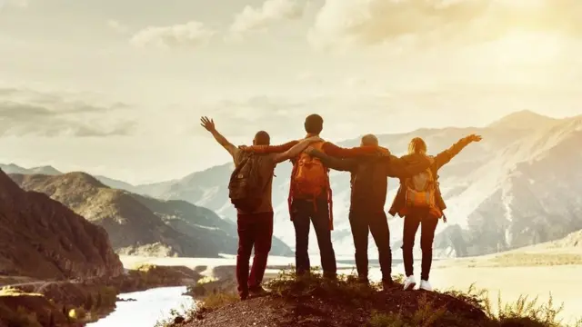 ተራራ ላይ የቆሙ ጓደኛማቾች