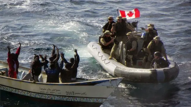 Tropas canadienses y piratas
