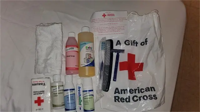 ‌نمونه‌ای از یکی از بسته‌های مواد بهداشتی که به پناهجوها داده می‌شود