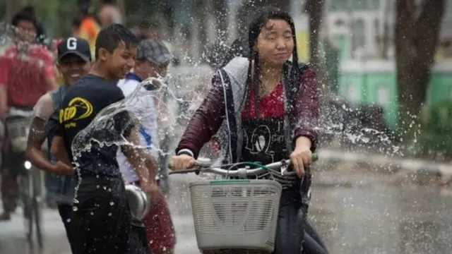 songkran, pelecehan seksual