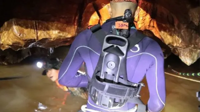 داخل الكهف، غمرت المياه ممرات المرور الضيقة بالكامل، ويجب توجيه الأولاد للغوص عبر المياه الموحلة