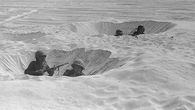 ইয়ম কিপ্পুর যুদ্ধে সিনাই মরুভূমিতে গর্ত খুঁড়ে অবস্থান নিয়েছে ইসরায়েলী সেনারা