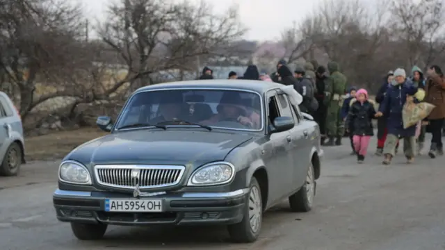 Residentes de Mariúpol escapando de la ciudad.