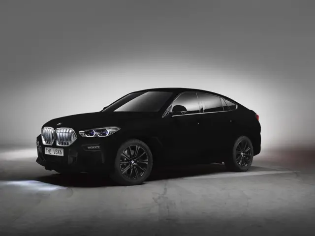 رنگی که ب‌ام‌و با آن پوشانده شد بیش از ۹۹ درصد نور را جذب می‌کند