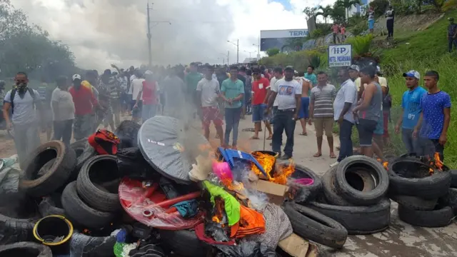 Habitantes de Roraima queman las pertenencias de refugiados venezolanos.