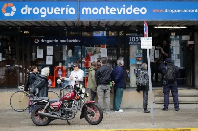 Personas en una fila en Montevideo