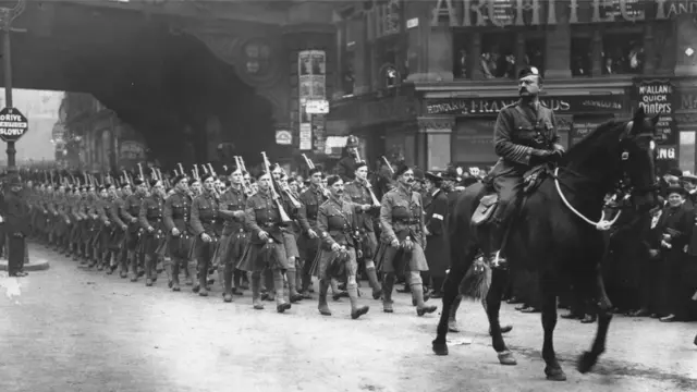 Солдаты отправляются на войну в ноябре 1914 года