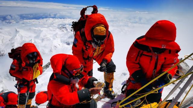 5月27日，2020珠峰高程测量登山队队员在峰顶开展测量工作。