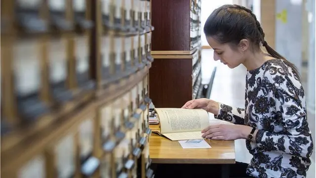 చవుదుకుంటున్న యువతి