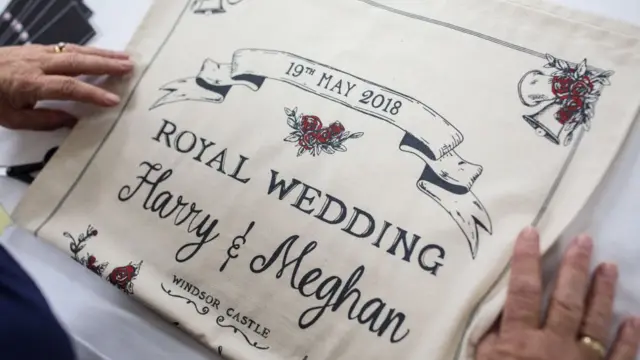 Taplak teh bertuliskan tanggal pernikahan Pangeran Harry dan Meghan Markle