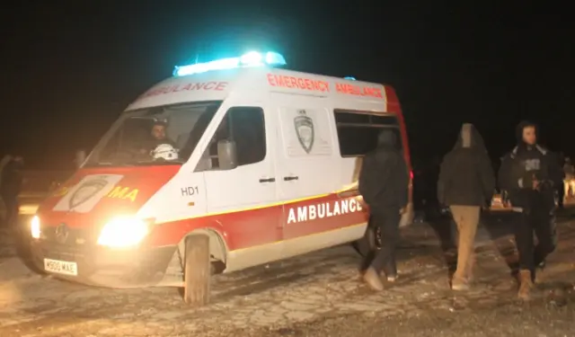 Junto a los autobuses, también se pudo ver ambulancias.