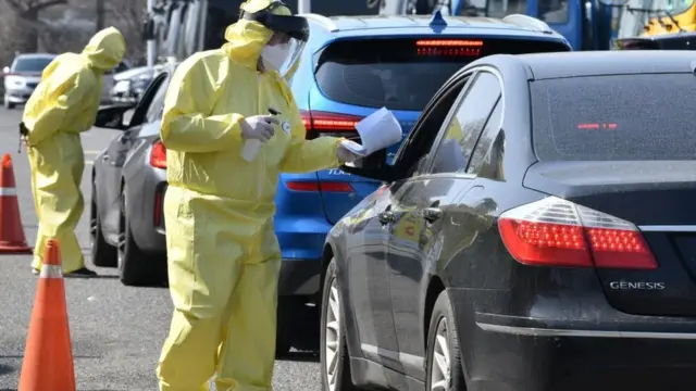 Awọn oṣiṣẹ ilera n ṣe ayẹwo fun arun kan