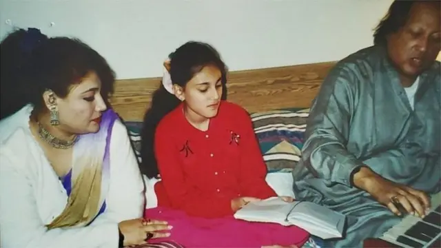 नुसरत फ़तेह अली ख़ान अपने बेटी निदा नुसरत और पत्नी के साथ रियाज़ करते हुए