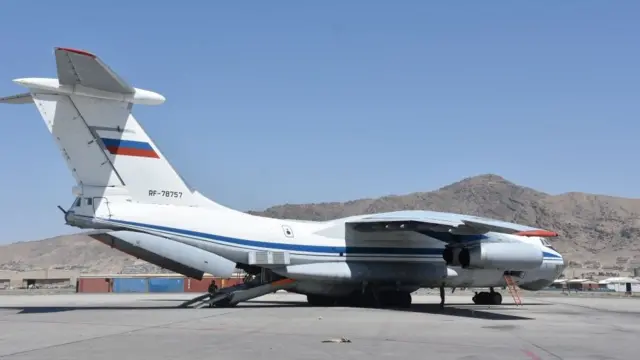 রাশিয়া ও তার প্রতিবেশী দেশের নাগরিকদের নিয়ে যেতে অপেক্ষা করছে একটি রুশ সামরিক বিমান।